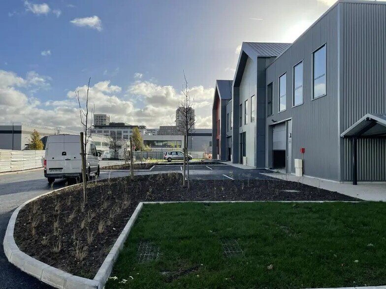 Local d’activités dans Gennevilliers à louer - Photo de l’immeuble – Image 2 sur 9