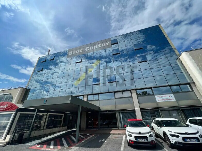 Bureau dans LE BROC à louer - Photo de l’immeuble – Image 1 sur 8