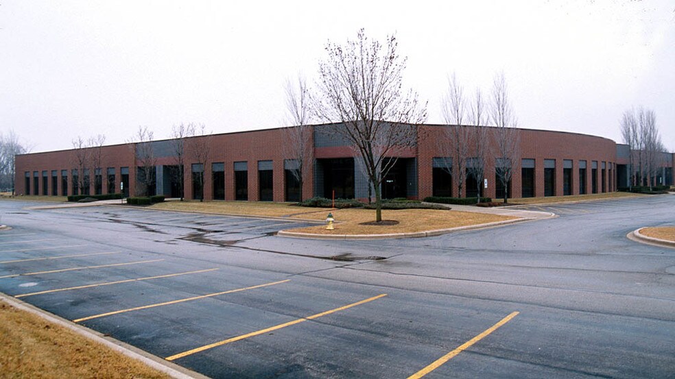 431 Lakeview Ct, Mount Prospect, IL à louer - Photo de l’immeuble – Image 3 sur 17