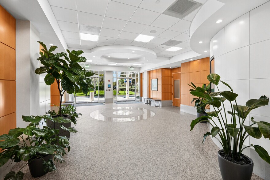 7108-7121 Fairway Dr, Palm Beach Gardens, FL à louer - Hall d’entrée – Image 3 sur 26