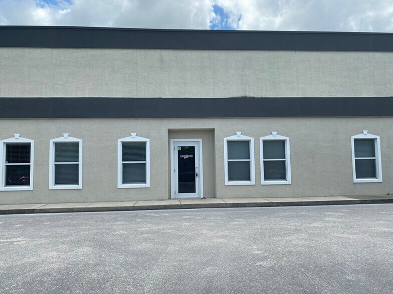 2047-2071 Global Ct, Sarasota, FL à louer - Photo de l’immeuble – Image 3 sur 14