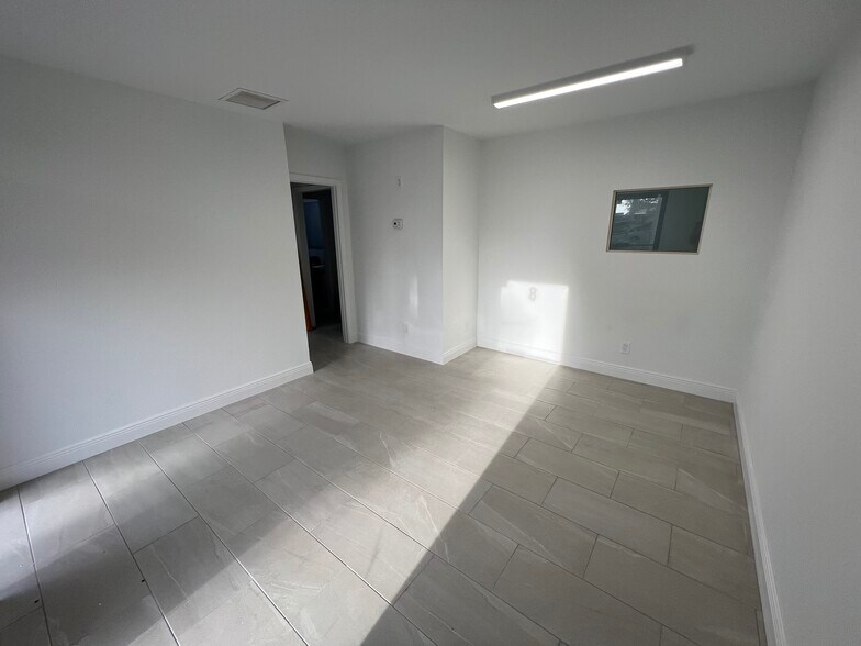 500 W Commerce Way W, Jupiter, FL à louer - Photo de l’immeuble – Image 3 sur 17