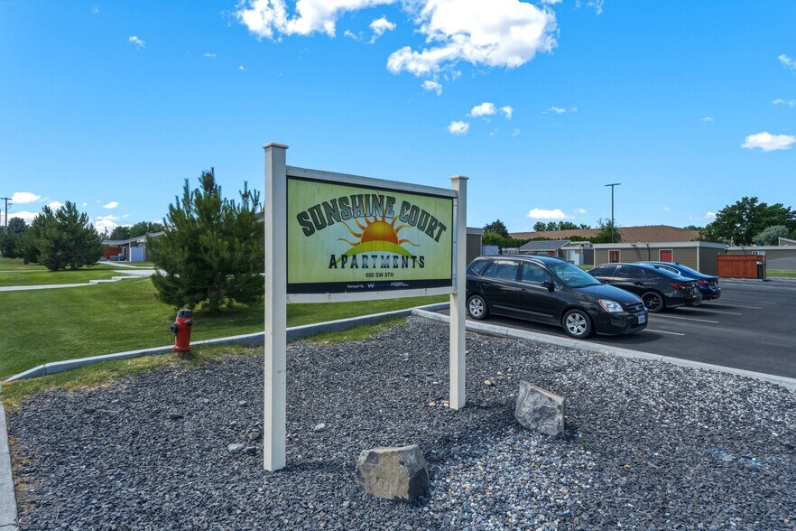 690 SW 9th St, Hermiston, OR à vendre - Photo de l’immeuble – Image 2 sur 9