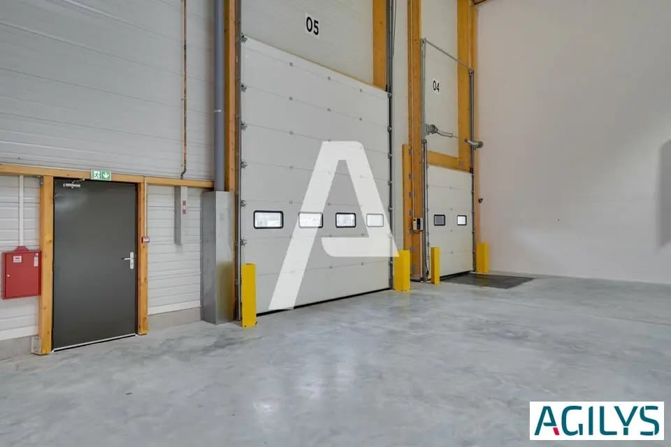 Industriel/Logistique dans Brie-Comte-Robert à louer Photo de l’immeuble– Image 1 sur 9