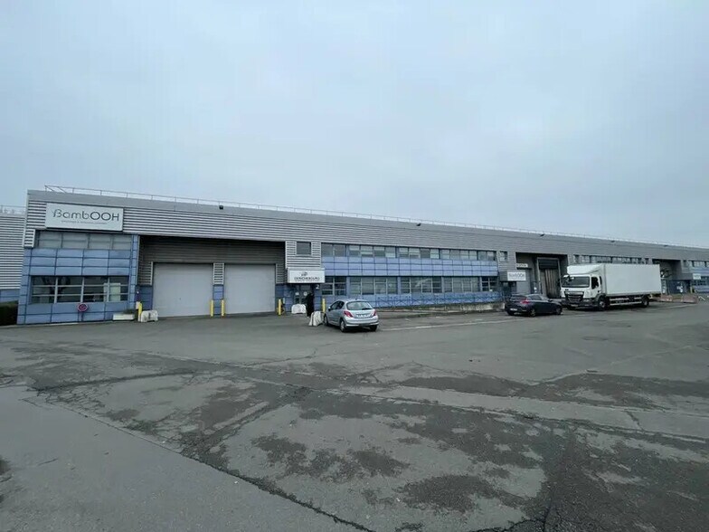Local d’activités dans La Courneuve à louer - Photo de l’immeuble – Image 1 sur 11