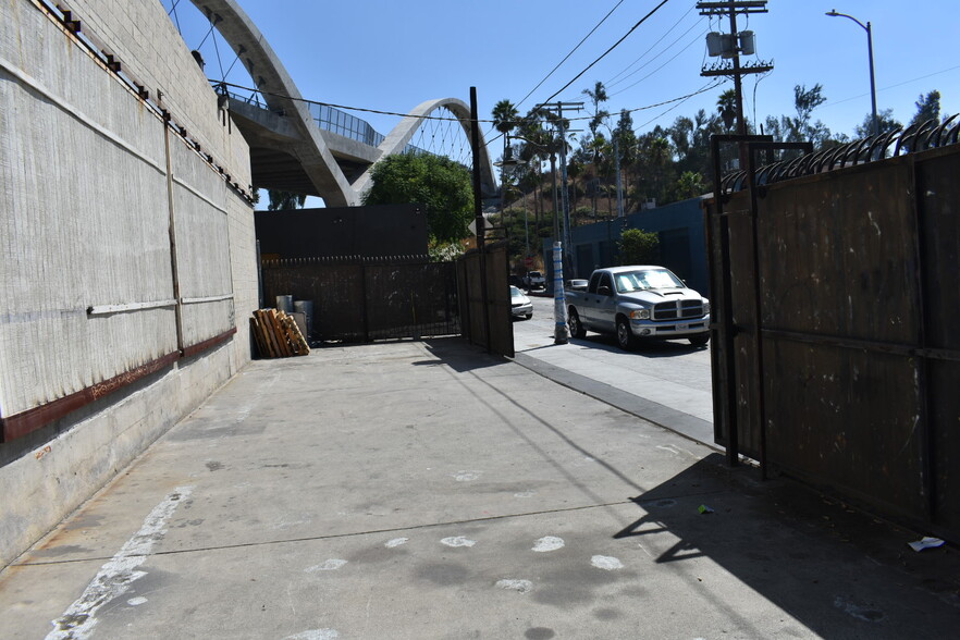 654 S Anderson St, Los Angeles, CA à louer - Photo de l’immeuble – Image 2 sur 20