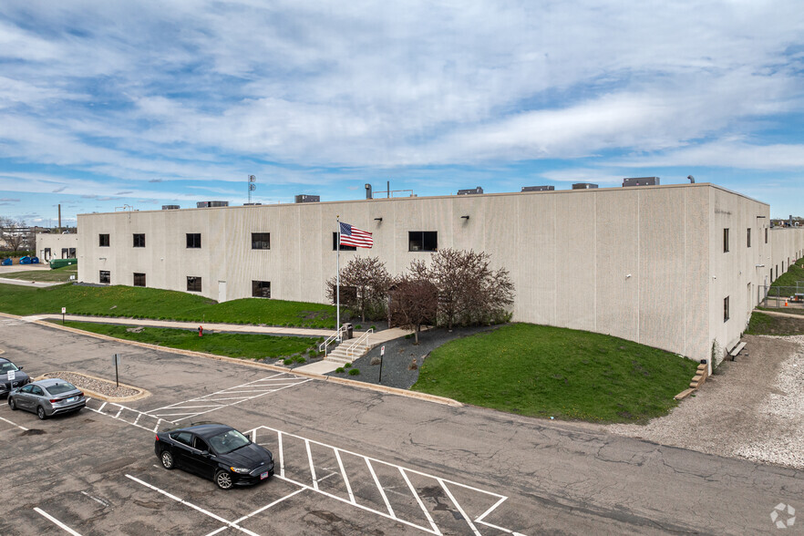 8840-8880 Evergreen Blvd NW, Coon Rapids, MN à louer - Photo de l’immeuble – Image 1 sur 8