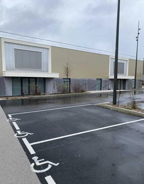 Local d’activités dans Ifs à louer - Photo de l’immeuble – Image 3 sur 8