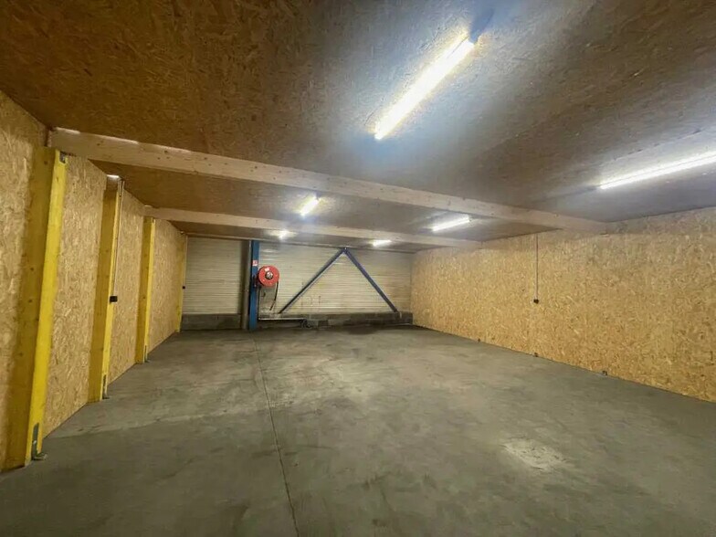 Local d’activités dans Saint-Quentin à louer - Photo de l’immeuble – Image 3 sur 5