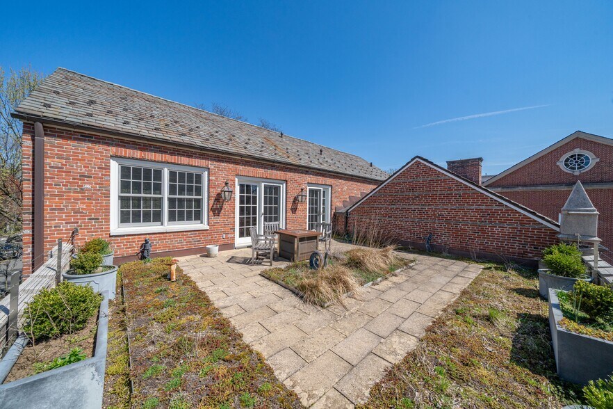 117 Pondfield Rd, Bronxville, NY à vendre - Photo de l’immeuble – Image 3 sur 12