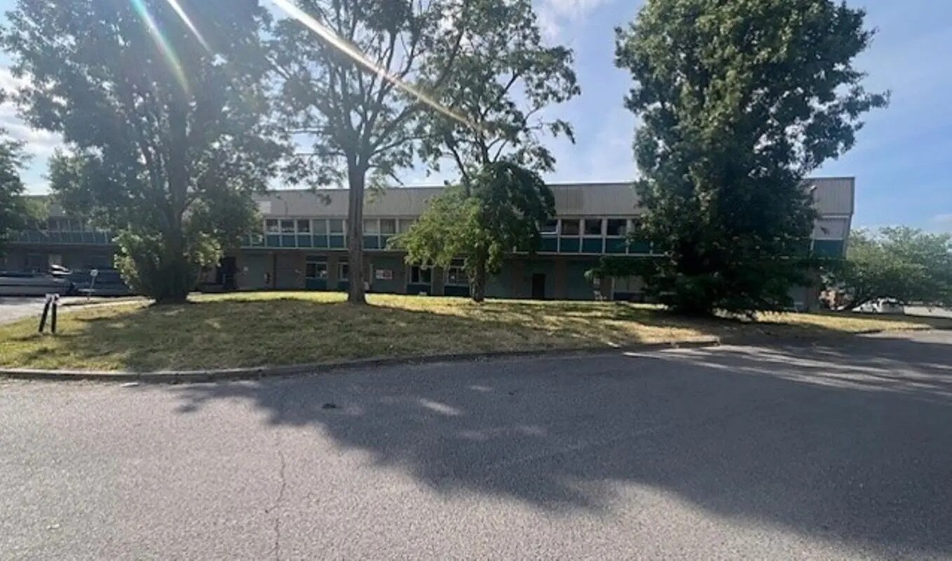 Industriel/Logistique dans Éragny à louer Photo de l’immeuble– Image 1 sur 12