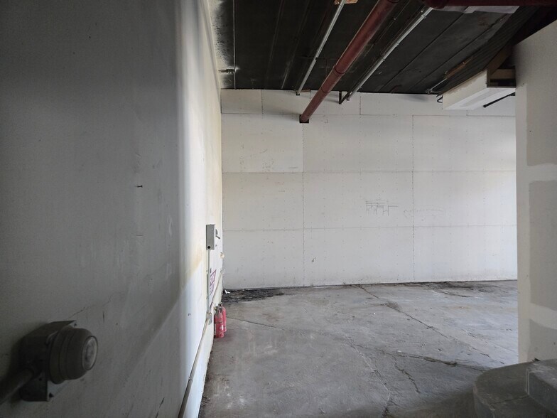 51 Van Brunt St, Brooklyn, NY à louer - Photo de l’immeuble – Image 2 sur 6