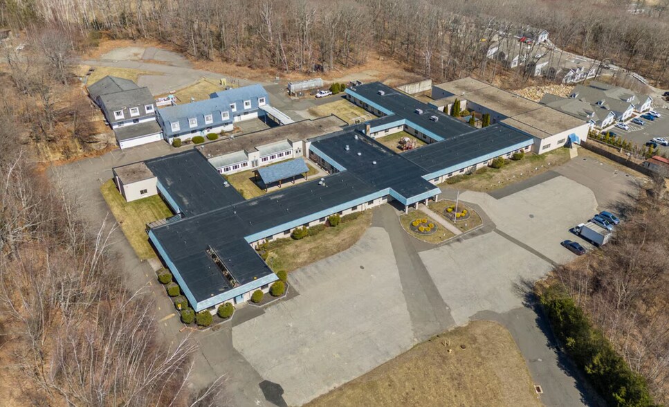50 Beach Rd, Wolcott, CT à vendre - Photo de l’immeuble – Image 1 sur 25
