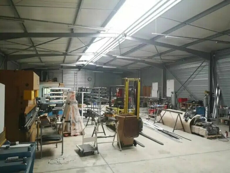 Local d’activités dans Ervy-le-Châtel à louer - Photo de l’immeuble – Image 3 sur 4