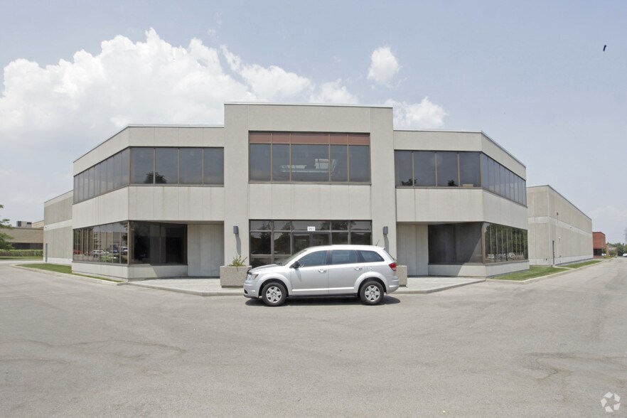 261 Ambassador Dr, Mississauga, ON à louer - Photo principale – Image 1 sur 2