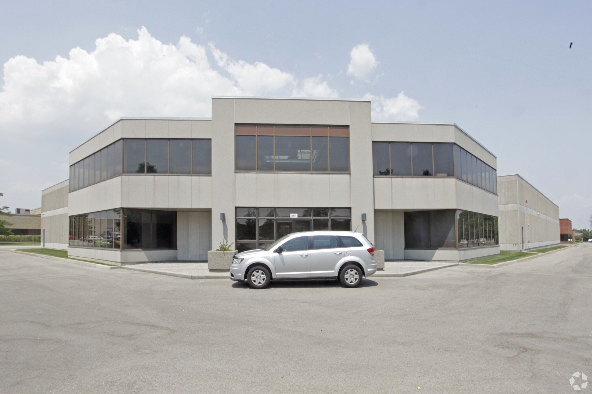 261 Ambassador Dr, Mississauga, ON à louer Photo principale– Image 1 sur 3