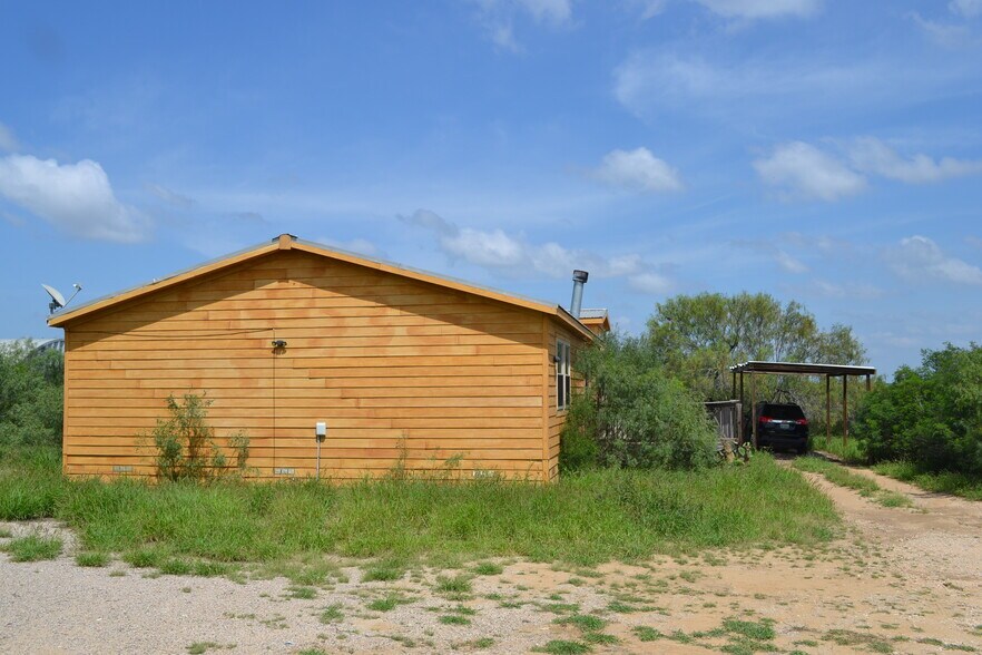 325 Pearson Moss Ln, Laredo, TX à vendre - Photo de l’immeuble – Image 3 sur 6