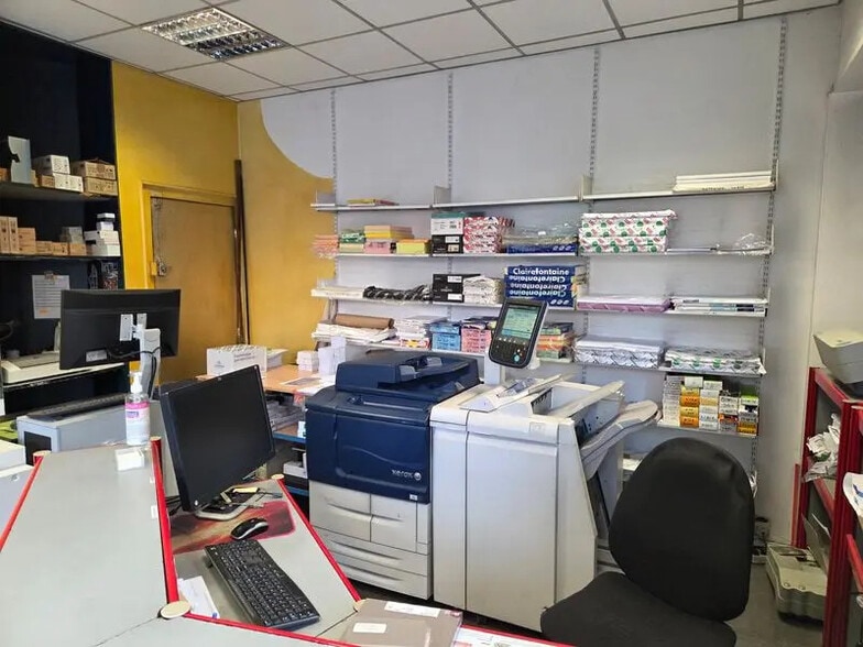 Local commercial dans Paris à louer - Photo de l’immeuble – Image 3 sur 6