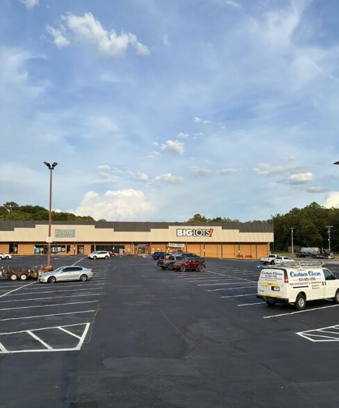1031 S Riverside Dr, Clarksville, TN à louer - Photo de l’immeuble – Image 2 sur 12