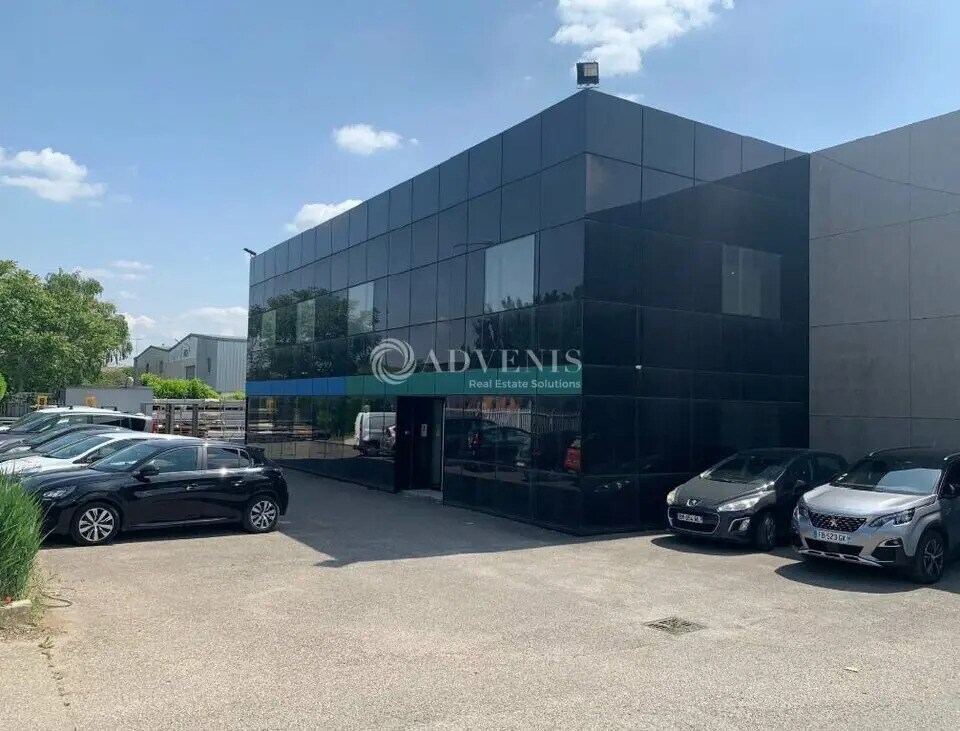 Local d’activités dans Vaulx-en-Velin à louer Photo de l’immeuble– Image 1 sur 5