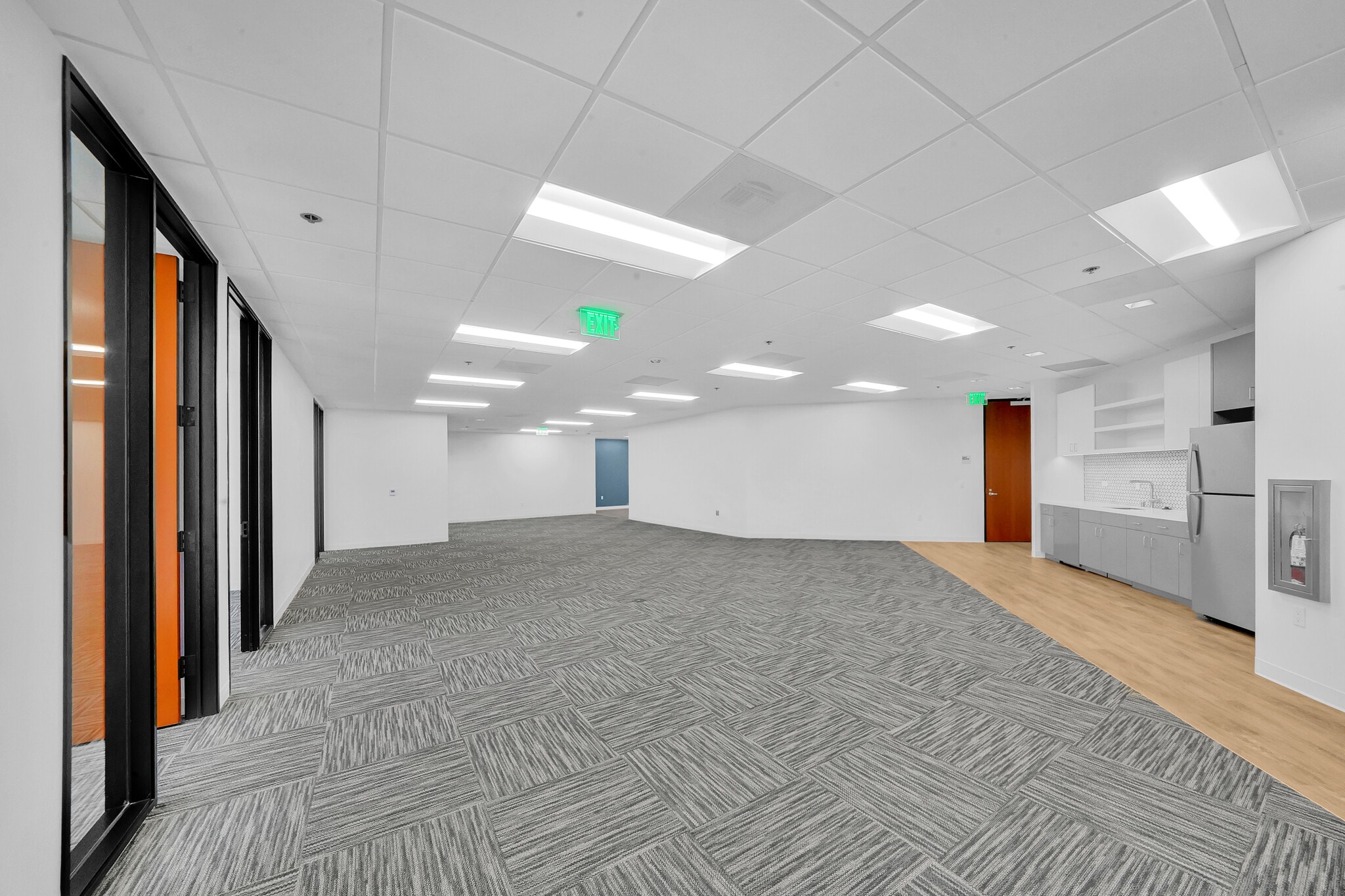 1301 Dove St, Newport Beach, CA à louer Photo de l’immeuble– Image 1 sur 3