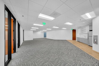 1301 Dove St, Newport Beach, CA à louer Photo de l’immeuble– Image 1 sur 3