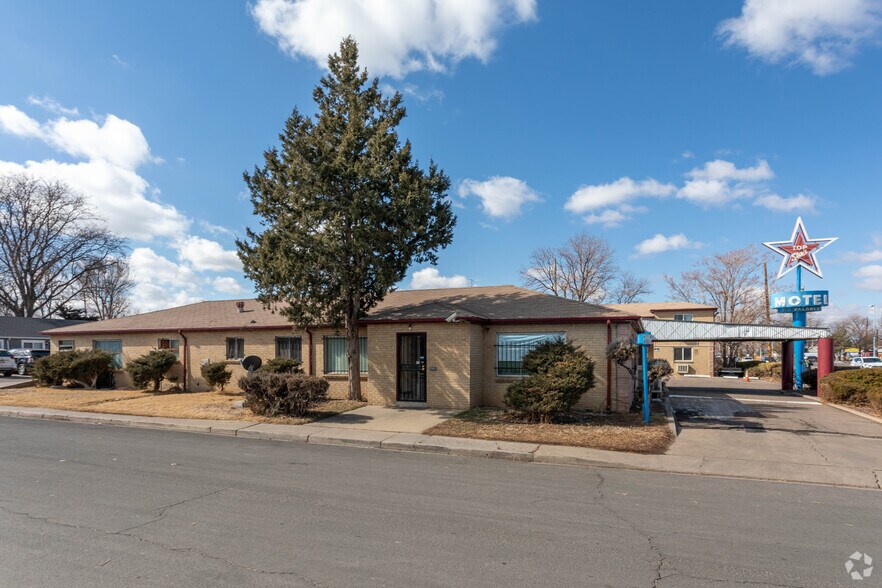 10890 E Colfax Ave, Aurora, CO à vendre - Photo principale – Image 1 sur 19