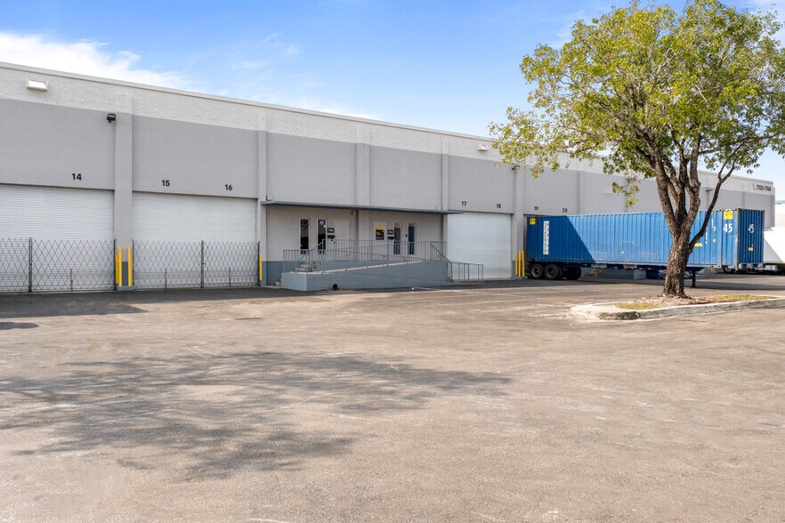 1700-1744 NW 82nd Ave, Doral, FL à louer - Photo de l’immeuble – Image 2 sur 6