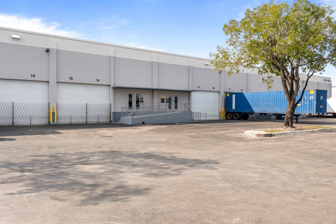 1700-1744 NW 82nd Ave, Doral, FL à louer Photo principale– Image 1 sur 4