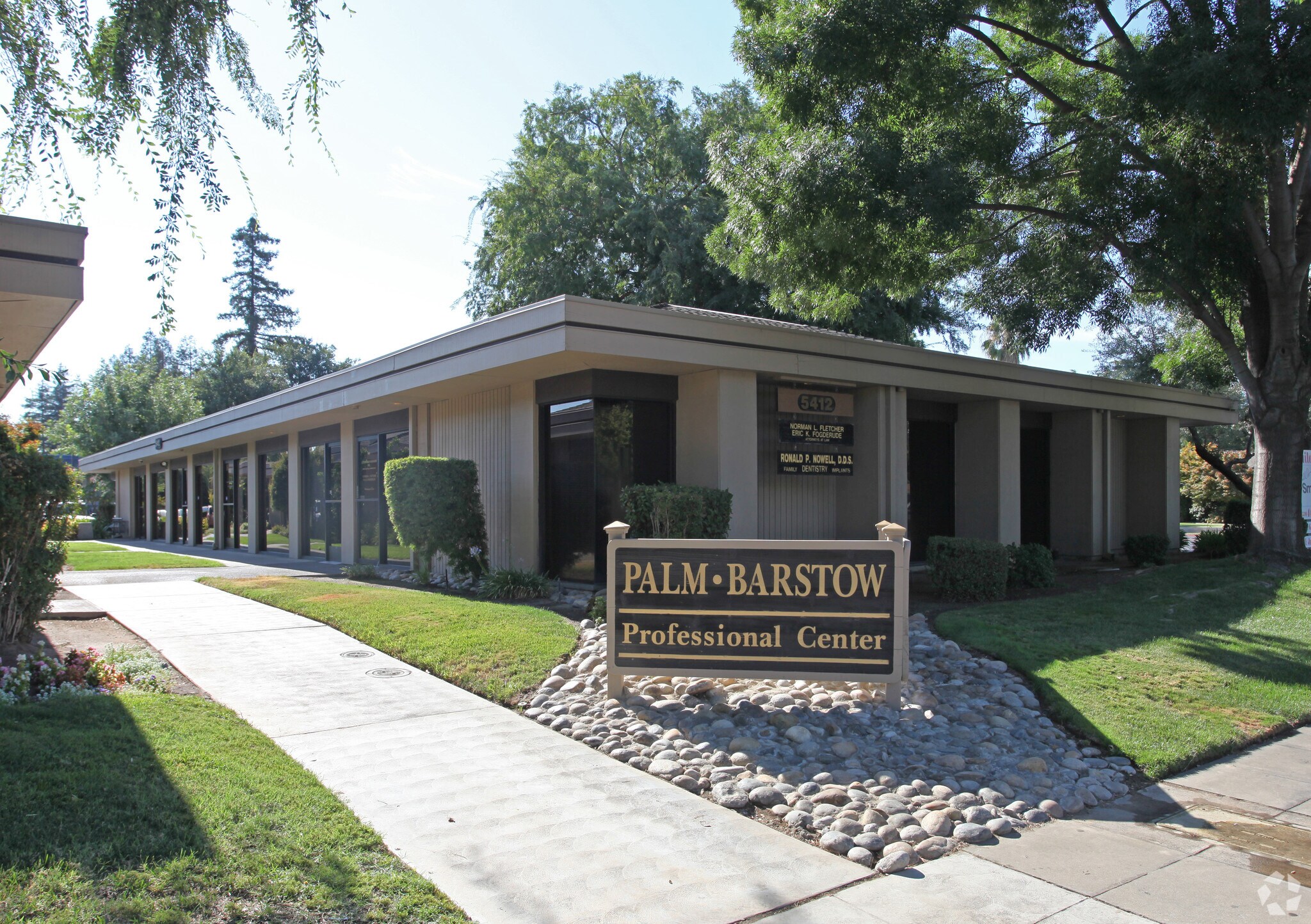 5412 N Palm Ave, Fresno, CA à louer Photo de l’immeuble– Image 1 sur 11