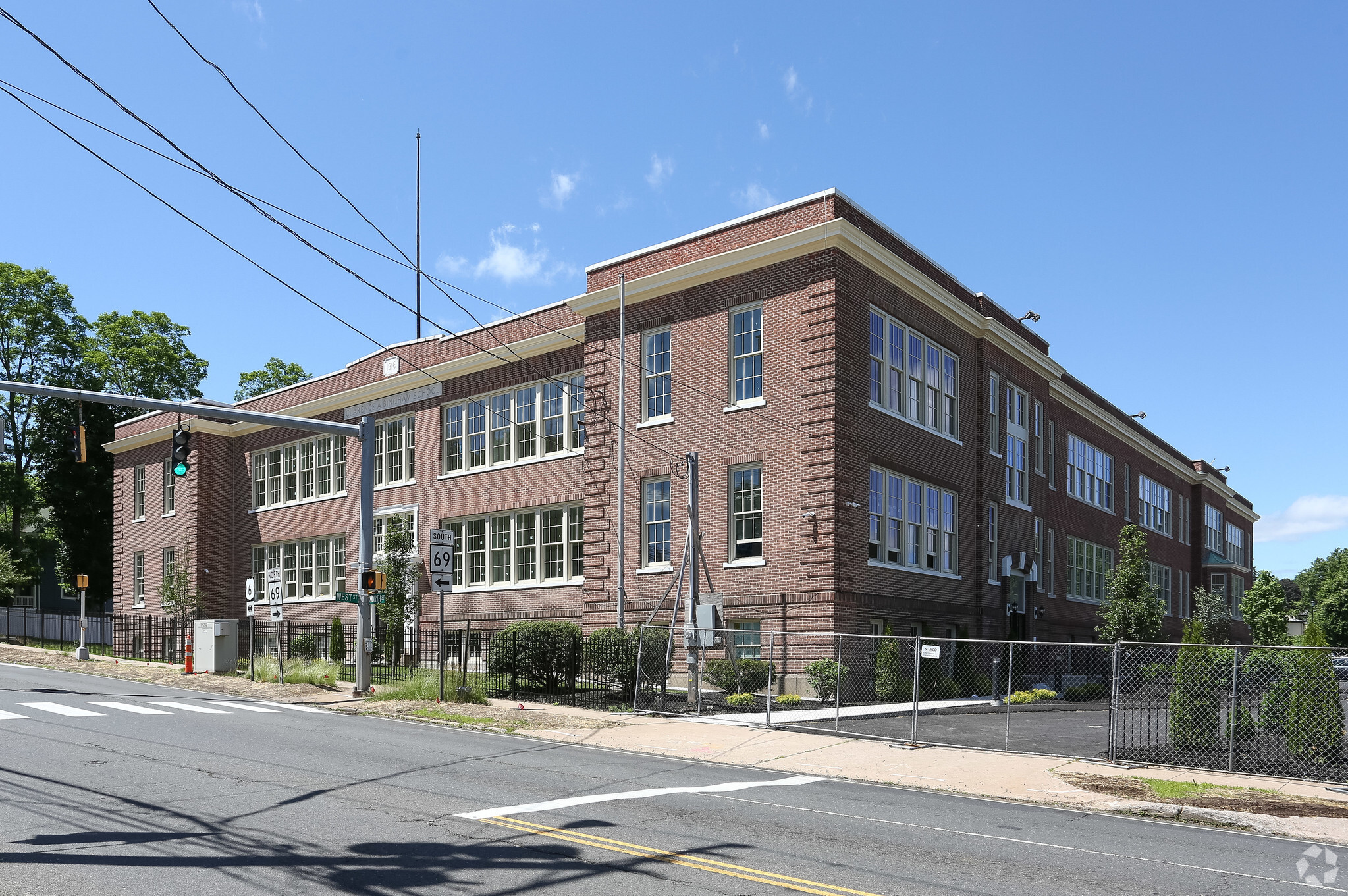 3 North St, Bristol, CT à vendre Photo principale– Image 1 sur 25