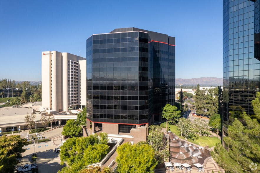 21800 Oxnard St, Woodland Hills, CA à louer - Photo de l’immeuble – Image 2 sur 13
