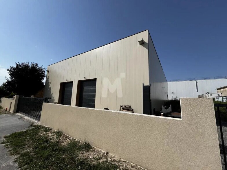 Local d’activités dans Le Plessis-Pâté à louer - Photo de l’immeuble – Image 2 sur 12