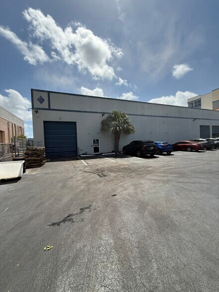 2601 SW 31st Ave, Hallandale Beach, FL à louer - Photo de l’immeuble – Image 1 sur 8