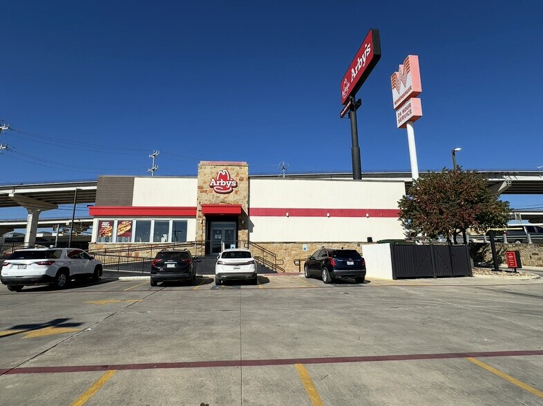 12802 N Ih 35, Live Oak, TX à louer - Photo de l’immeuble – Image 3 sur 3
