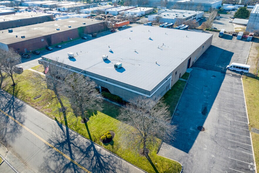 2150 Fifth Ave, Ronkonkoma, NY à louer - Photo de l’immeuble – Image 1 sur 5