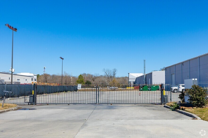 2445 Peyton Rd, Houston, TX à louer - Photo de l’immeuble – Image 3 sur 11