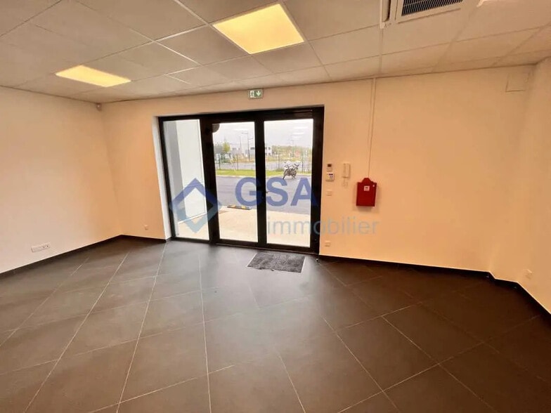 Bureau dans Saint-Pierre-du-Perray à louer - Photo de l’immeuble – Image 3 sur 10