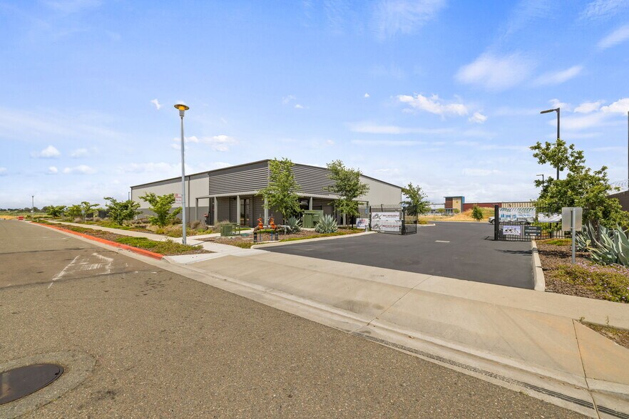 4930 Straus Dr, Sacramento, CA à louer - Photo principale – Image 1 sur 7