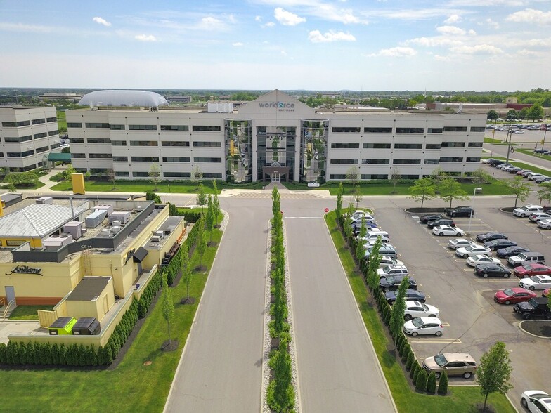 38705 7 Mile Rd, Livonia, MI à louer - Photo principale – Image 2 sur 20