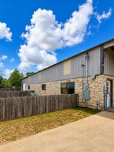 1360 W State Highway 71, Bastrop, TX à louer Photo de l’immeuble– Image 2 sur 11