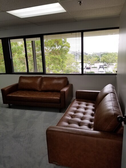 13 Corporate Plaza Dr, Newport Beach, CA à louer - Photo intérieure – Image 2 sur 23