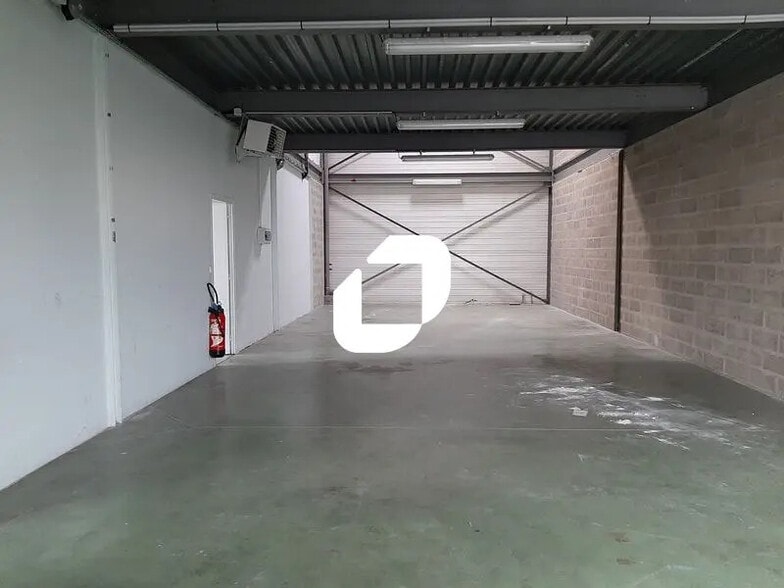 Local d'activités dans Les Essarts-le-Roi à vendre - Photo intérieure – Image 3 sur 11