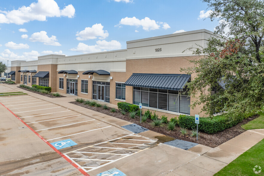 1825 Lakeway Dr, Lewisville, TX à louer - Photo principale – Image 1 sur 22