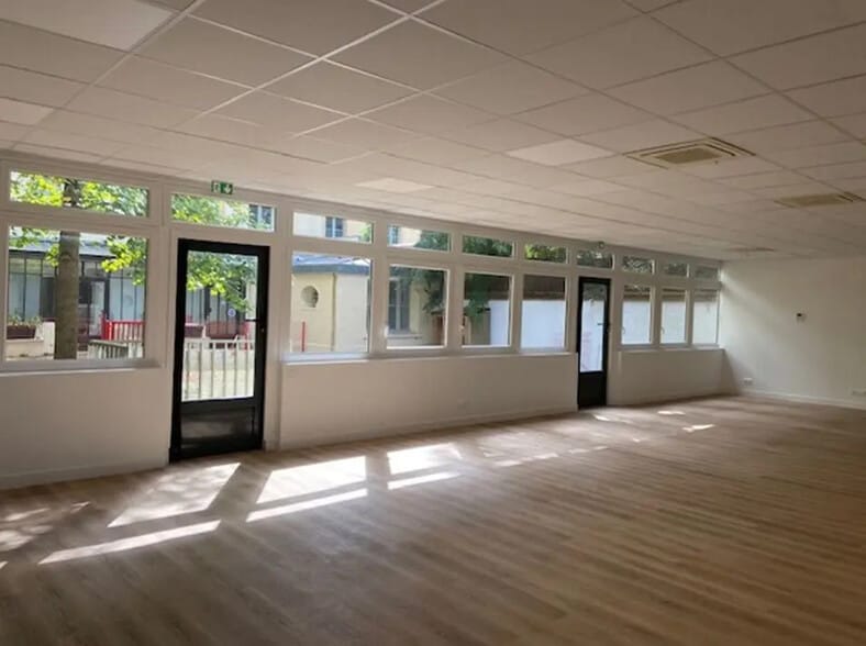 Bureau dans Versailles à louer - Photo de l’immeuble – Image 2 sur 8