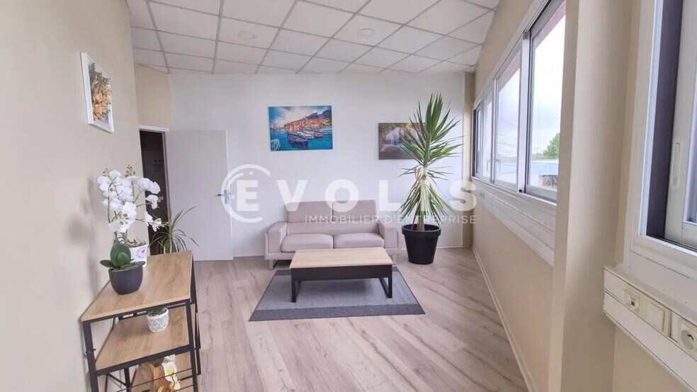 Bureau dans Quincy-Voisins à louer - Photo de l’immeuble – Image 1 sur 17