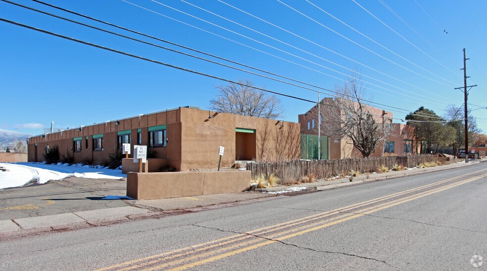 313-317 Camino Alire, Santa Fe, NM à louer - Photo principale – Image 1 sur 3