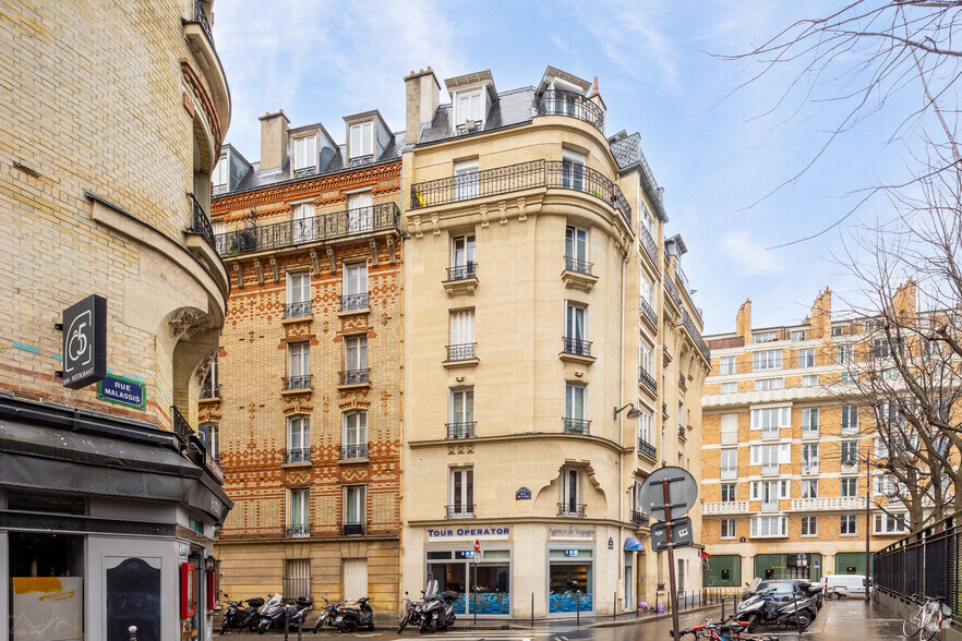 Immeuble residentiel dans Paris à vendre - Photo principale – Image 1 sur 3