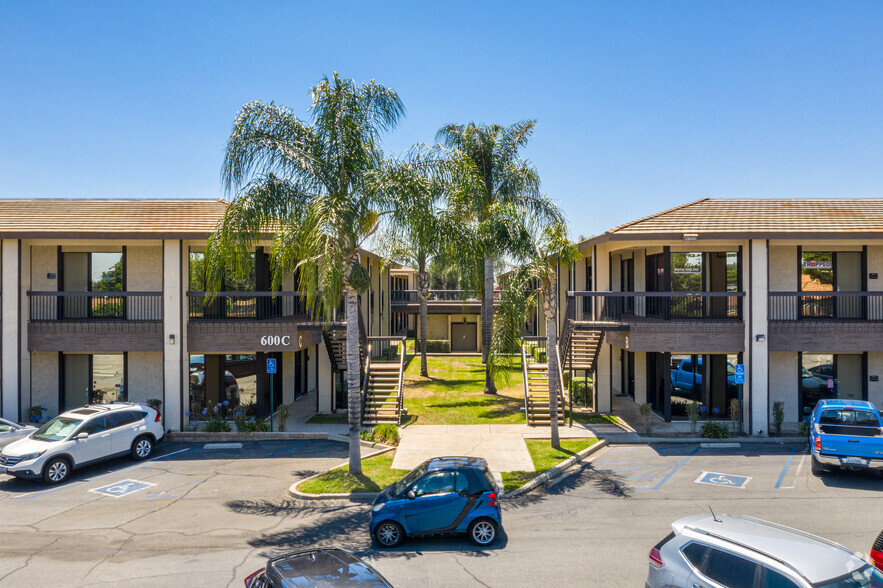 600 N Mountain Ave, Upland, CA à louer - Photo de l’immeuble – Image 3 sur 19