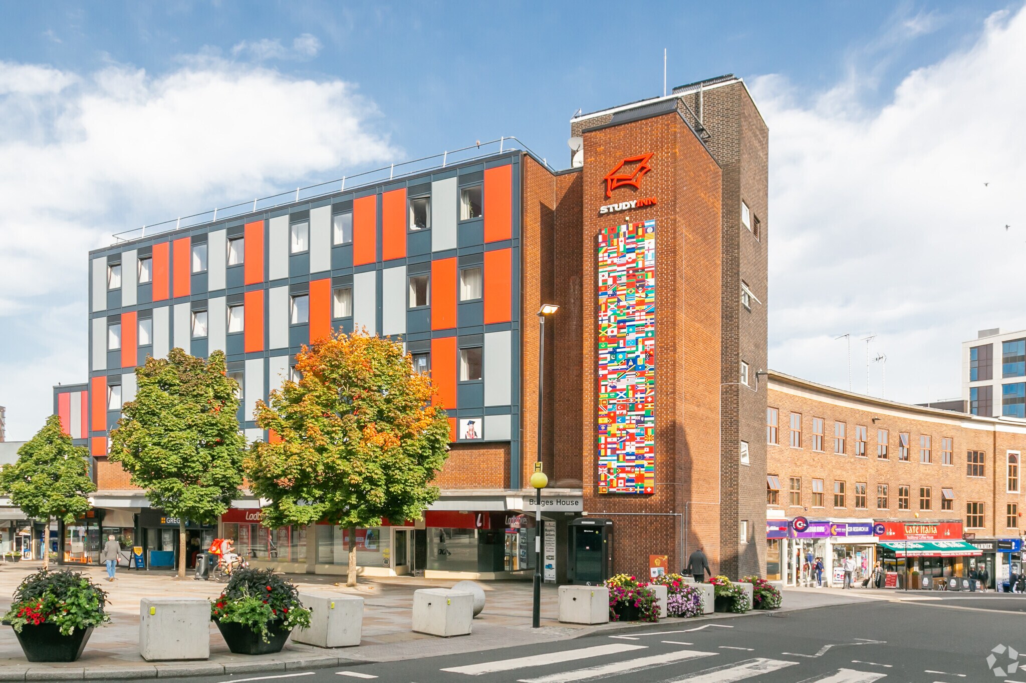The Precinct Coventry portefeuille de 16 biens à vendre sur LoopNet.fr Photo principale– Image 1 sur 20
